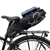Schwarze Fahrradtasche mit Flaschenhalter auf Gepäckträger, ideal für Radreisen und Pendeln.