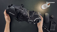 Schwarze Fahrradtasche, wasserdicht, mit reflektierenden Streifen, auf dunklem Hintergrund.