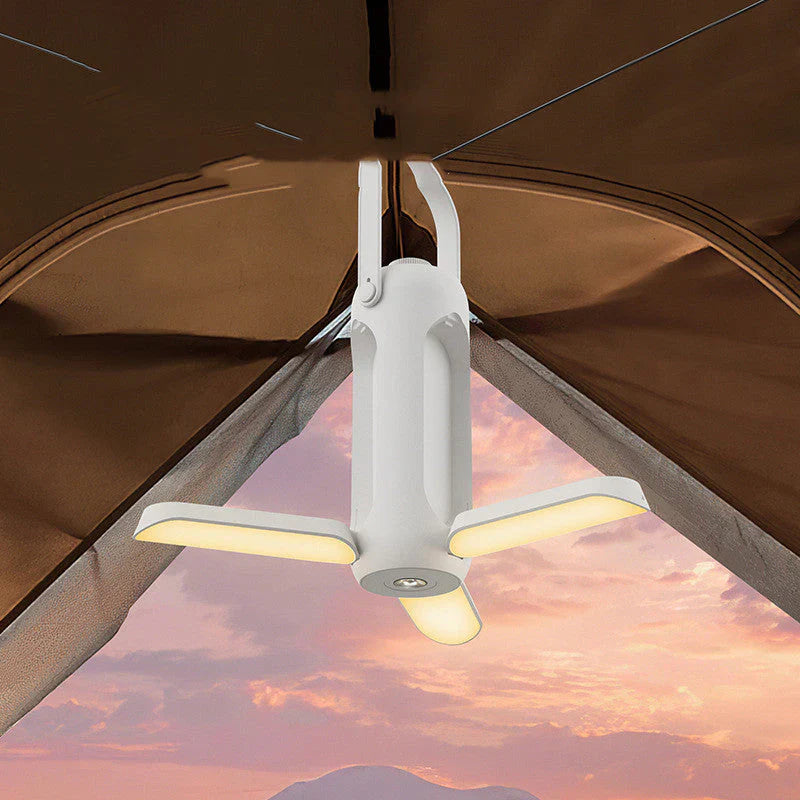 Weiße LED-Campinglampe, faltbar, hängend im Zelt, ideal für Outdoor-Abenteuer.