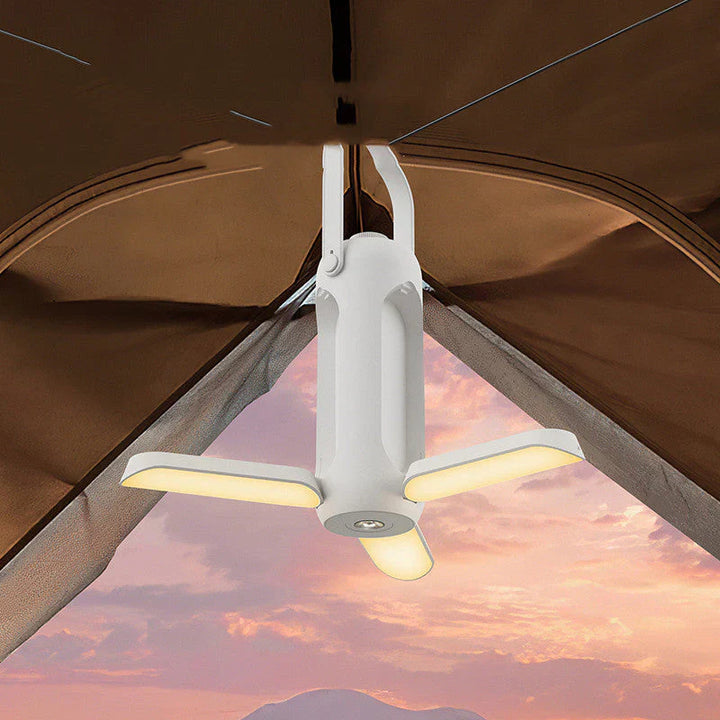 Weiße LED-Campinglampe, faltbar, hängend im Zelt, ideal für Outdoor-Abenteuer.