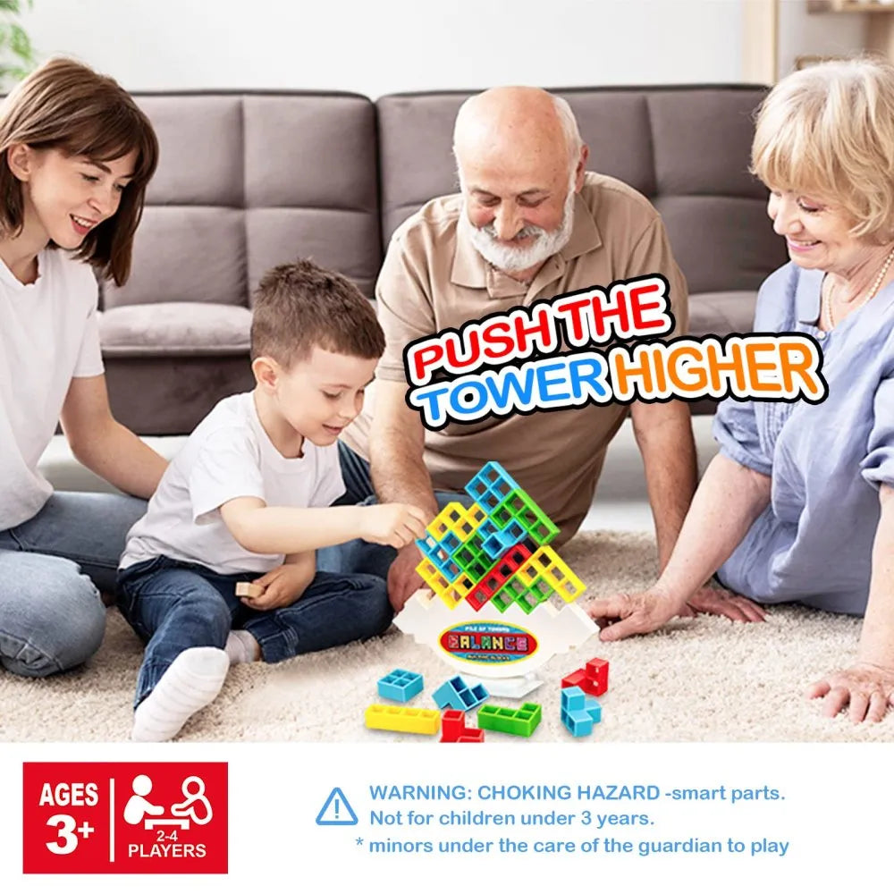 Familie spielt mit buntem Balancespielzeug, geeignet für Kinder ab 3 Jahren, im Wohnzimmer.
