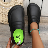 Schwarze Clogs mit grüner Innensohle, Damenmode, bequem, rutschfest, modern, Freizeitkleidung.