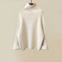 Weißer Rollkragenpullover Damen, Strick, Wintermode, warm, elegant, geripptes Design.