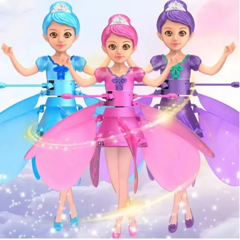Drei fliegende Feenpuppen in Blau, Pink und Lila mit Flügeln, schwebend über Wolken.