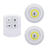 Zwei runde LED-Unterbauleuchten mit Fernbedienung, weiß, batteriebetrieben, energiesparend.