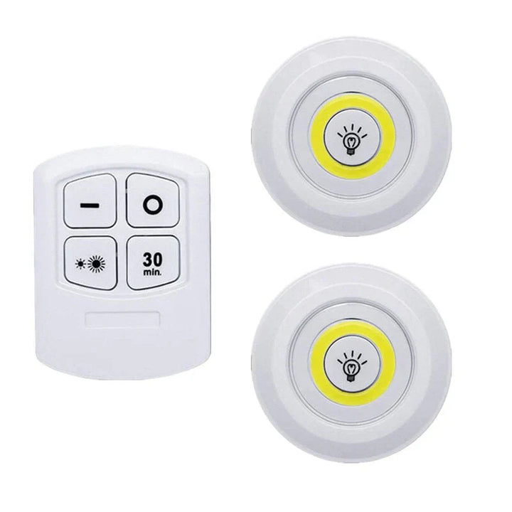 Zwei runde LED-Unterbauleuchten mit Fernbedienung, weiß, batteriebetrieben, energiesparend.