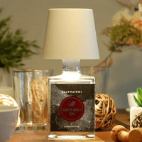 Handgefertigte Tischlampe aus Ginflasche, modernes Design, ideal für stilvolle Inneneinrichtung.