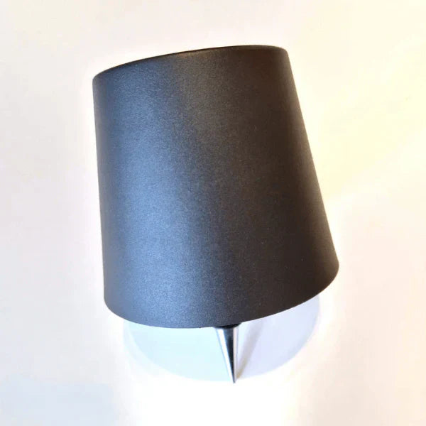 Schwarze Tischlampe mit kegelförmigem Schirm, modernes Design, Metallfuß, Innenbeleuchtung.