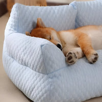Schlafender Hund in blauem, waschbarem Plüsch-Tierbett, bequem und warm.