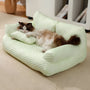 Plüsch-Katzenbett in Cremefarbe, bequem, waschbar, mit Katze liegend, Heimtierbedarf.