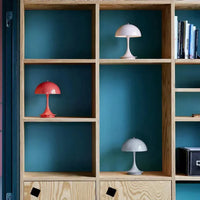 Drei bunte Tischlampen in Holzregal, moderne Inneneinrichtung, skandinavisches Design.