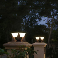 Moderne Außenleuchte auf Steinpfosten, beleuchtet, Gartenbeleuchtung, Dämmerung, schwarz.