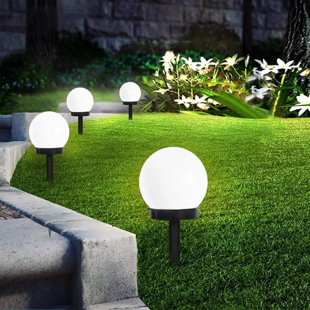Kugelförmige LED-Solarleuchten im Garten, energiesparend, weiß, dekorativ, Außenbeleuchtung.