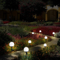 Gartenweg mit leuchtenden Solarlampen, Kugelform, LED, energiesparend, Nachtbeleuchtung.