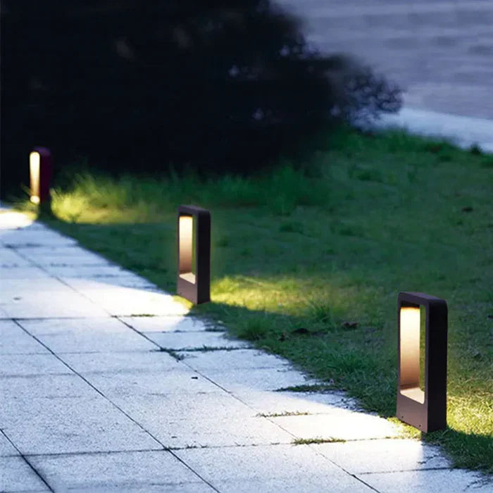 Moderne LED-Wegeleuchten, schwarz, beleuchten Gehweg und Rasen, energiesparend, stilvoll.
