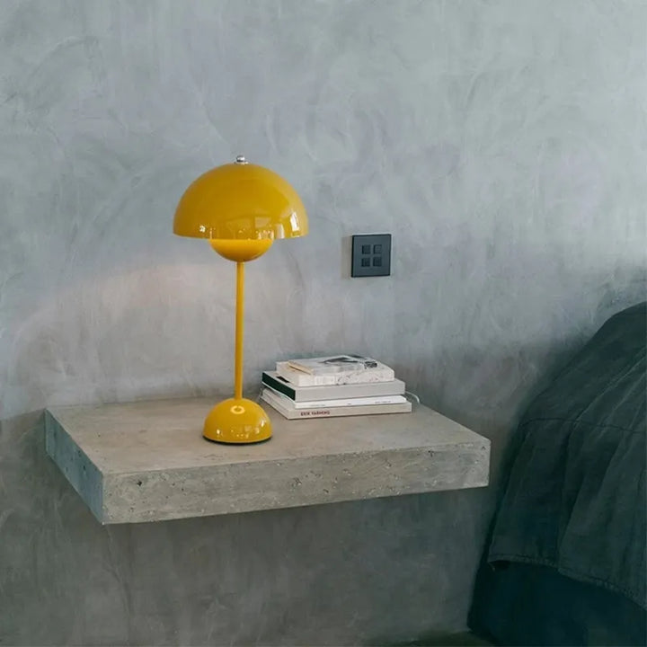 Gelbe Tischlampe auf Betonregal, modernes Design, Schlafzimmerdekoration, skandinavischer Stil.