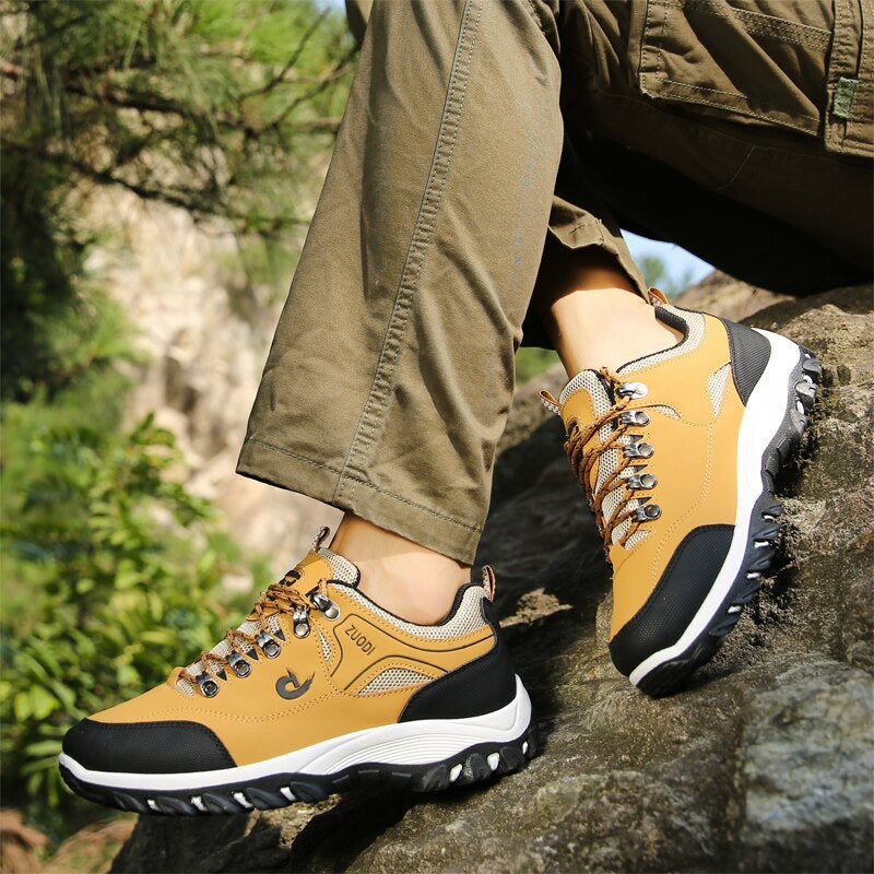 Gelbe orthopädische Wanderschuhe, atmungsaktiv, rutschfest, ideal für Outdoor-Aktivitäten.