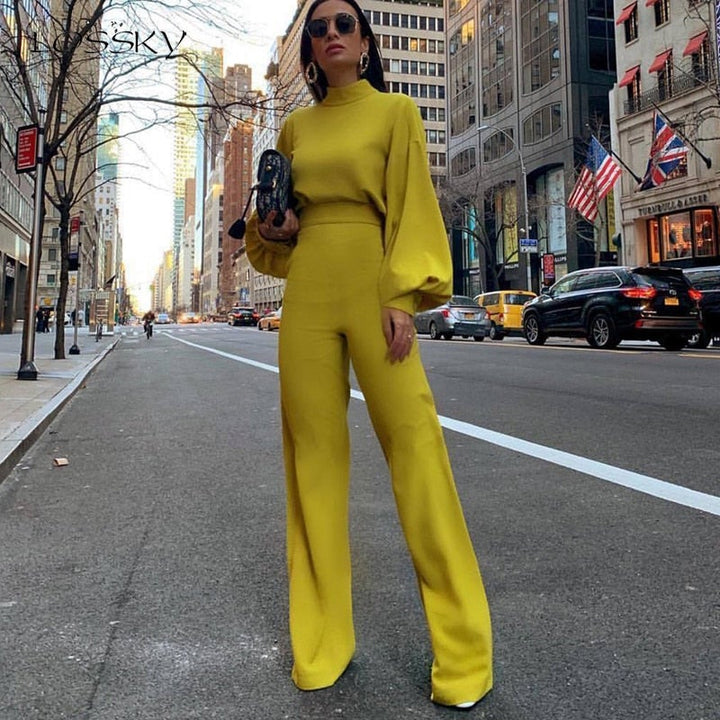 Frau in gelbem Jumpsuit auf Stadtstraße, modisch, elegantes Outfit, urbane Mode.
