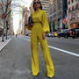 Frau in gelbem Jumpsuit auf Stadtstraße, modisch, elegantes Outfit, urbane Mode.