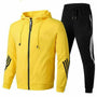 Gelber Hoodie und schwarze Jogginghose mit Streifen, Sportbekleidung, Herren, Freizeitanzug.