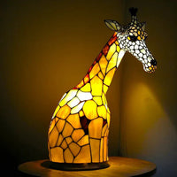 Buntes Tiffany-Giraffenlampe aus Glas, dekorative Tischleuchte, warmes Licht, Tierdesign.