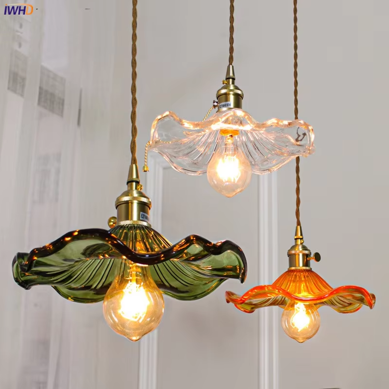 Drei bunte Glas-Pendelleuchten mit Vintage-Design, ideal für Wohnzimmerbeleuchtung.