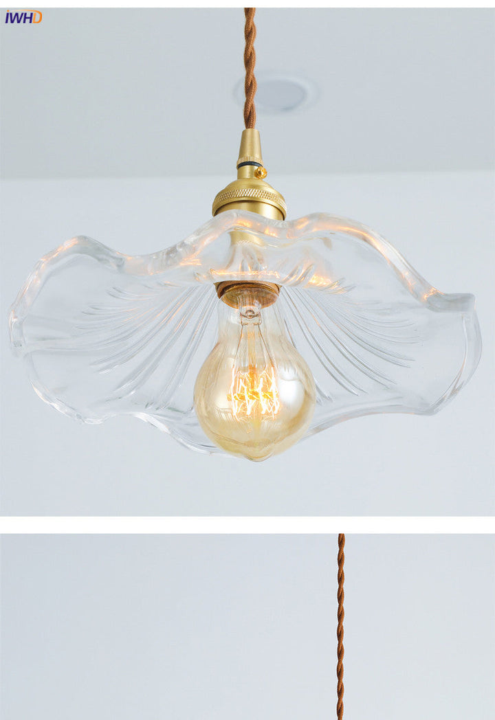 Kronleuchter aus Glas mit Vintage-Glühbirne, goldene Fassung, dekorative Beleuchtung.