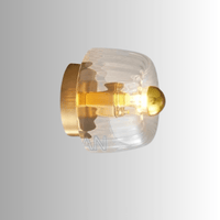 Goldene Wandleuchte mit klarem Glas, modernes Design, Innenbeleuchtung, energiesparend.