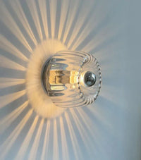 Moderne Glas-Wandleuchte, rund, transparent, mit strahlendem Lichtmuster, Innenbeleuchtung.