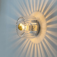 Moderne Glas-Wandleuchte mit geriffeltem Design, warmes Licht, dekorative Beleuchtung.