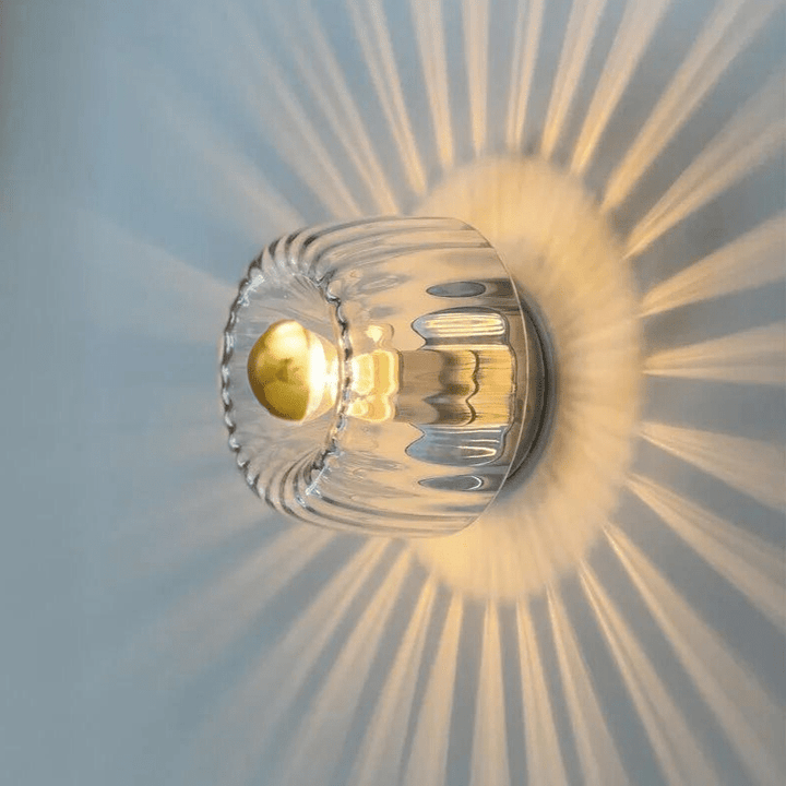 Moderne Glas-Wandleuchte mit geriffeltem Design, warmes Licht, dekorative Beleuchtung.