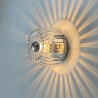 Glas-Wandleuchte mit geriffeltem Design, warmes Licht, moderne Innenbeleuchtung, transparent
