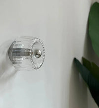 Klarglas-Türknauf, geriffelt, rund, modernes Design, Wandmontage, Innenarchitektur.