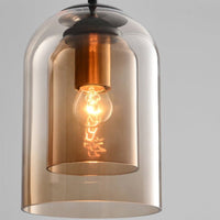 Moderne Glaspendelleuchte mit sichtbarer Glühbirne, transparentes Design, warmes Licht.