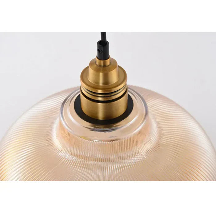 Goldene Pendelleuchte aus Glas mit geriffelter Oberfläche, modernes Design, E27-Fassung.