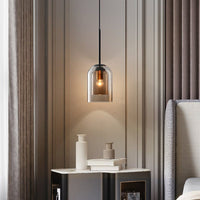 Moderne Hängelampe aus Glas, schwarz, über Nachttisch in elegantem Schlafzimmer-Interieur.