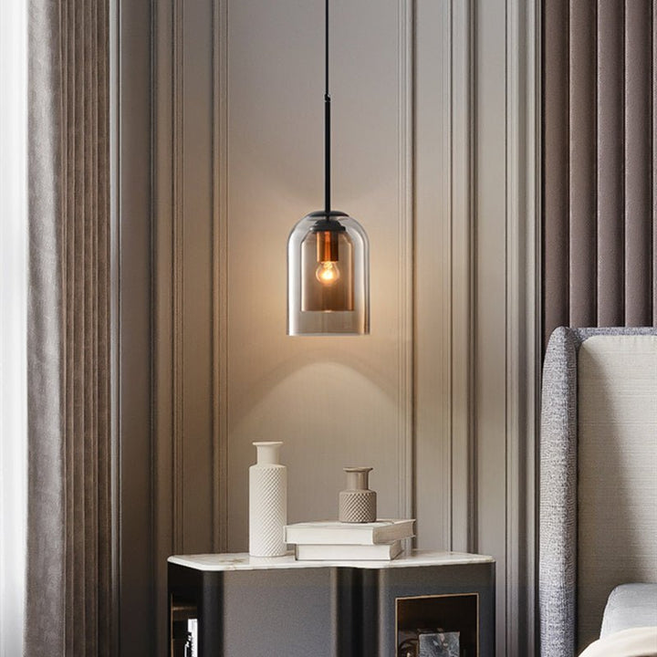 Moderne Hängelampe aus Glas, schwarz, über Nachttisch in elegantem Schlafzimmer-Interieur.
