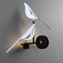 Moderne Wandlampe mit zwei silbernen Vogel-Skulpturen, elegantes Design, Innenbeleuchtung.