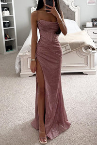 Frau in rosa Glitzer-Abendkleid mit hohem Schlitz, elegantes Design, Schlafzimmer-Hintergrund.