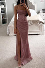 Frau in rosa Glitzer-Abendkleid mit hohem Schlitz, elegantes Design, Schlafzimmer-Hintergrund.