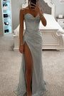 Funkelndes silbernes Abendkleid mit hohem Beinschlitz, Spaghettiträger, elegantes Design.
