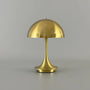 Goldene Tischlampe in Blütenknospenform, modernes Design, Metall, dekorative Beleuchtung.