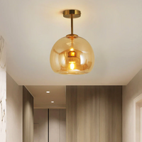 Goldene Deckenleuchte mit Glas-Schirm, moderne Innenbeleuchtung, warmes Licht, Flur.