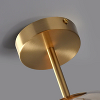 Goldene Deckenleuchte, modernes Design, Metall, runde Basis, Innenbeleuchtung.