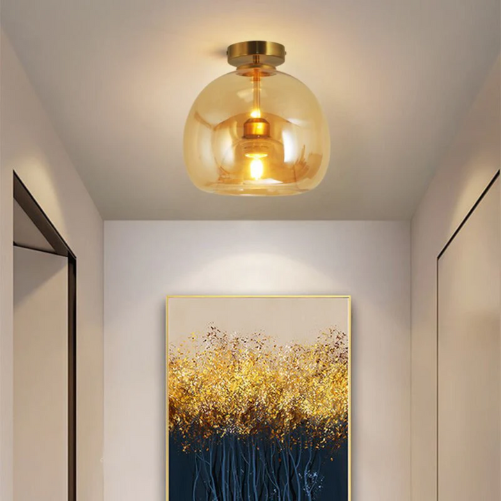 Goldene Deckenleuchte aus Glas im Flur, moderne Innenbeleuchtung, elegantes Design.
