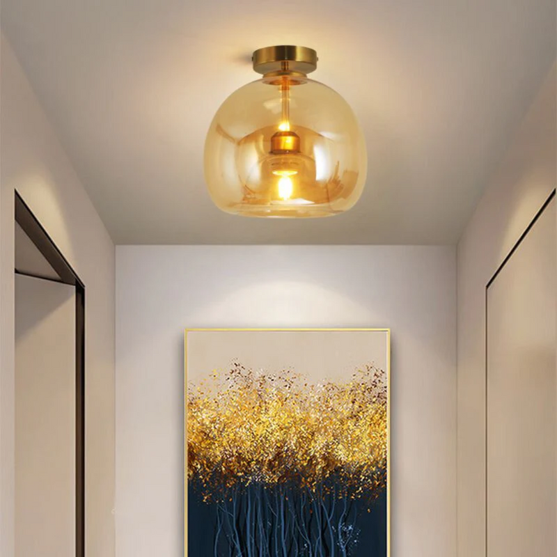 Goldene Deckenleuchte aus Glas im Flur, moderne Innenbeleuchtung, elegantes Design.