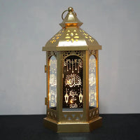 Goldene arabische Laterne mit dekorativen Mustern und Schriftzügen, ideal für Ramadan-Dekorationen.