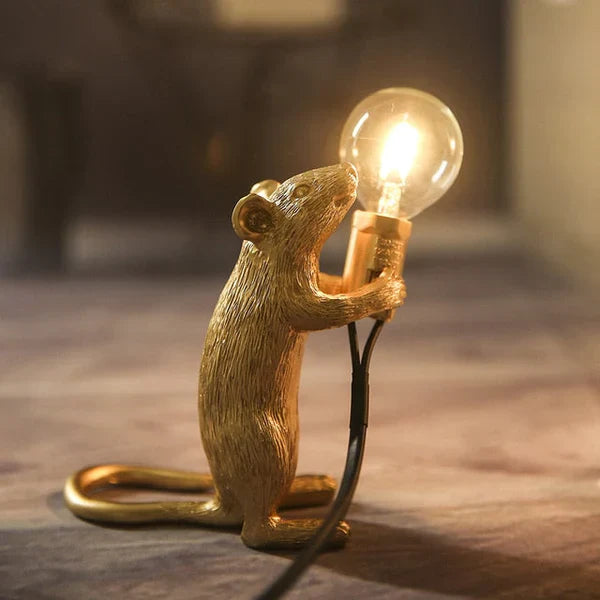 Goldene Mauslampe mit Glühbirne, dekorative Tischleuchte, skurriles Design, Wohnaccessoire.