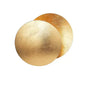 Zwei goldene runde Metallplatten, glänzend, dekorativ, auf weißem Hintergrund.