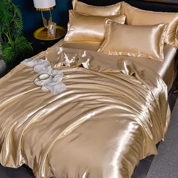 Luxuriöse goldene Satin-Bettwäsche-Set mit Kissen, glänzend, elegant, Schlafzimmer-Dekor.